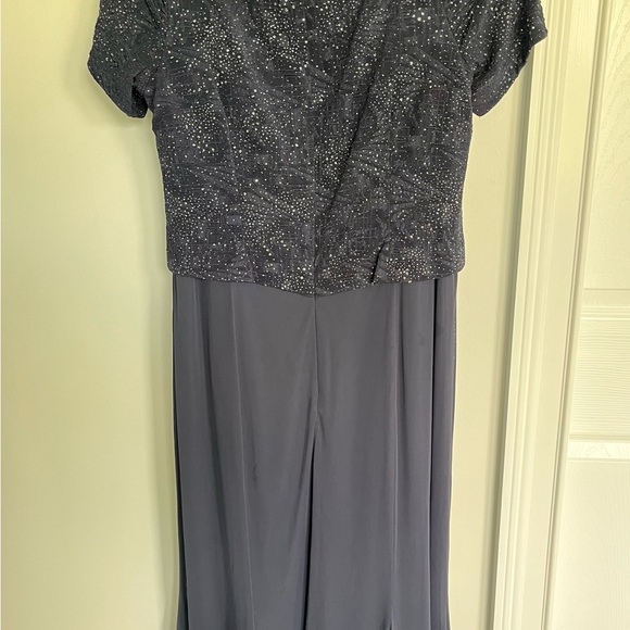 Elegant Evening Dress - Picture 3 of 3
